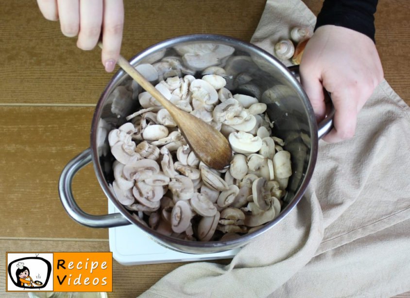 Creamy mushroom soup recipe, prepping Creamy mushroom soup step 2