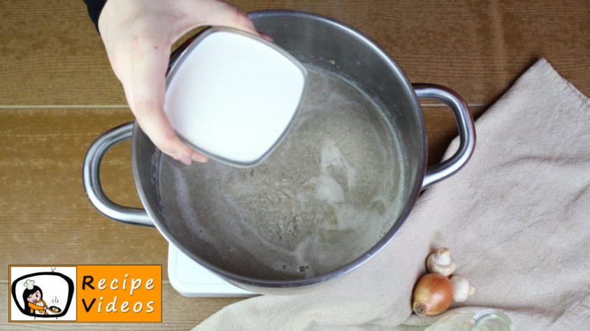 Creamy mushroom soup recipe, prepping Creamy mushroom soup step 8