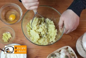 Garlic gnocchi with cheese sauce recipe, prepping Garlic gnocchi with cheese sauce step 1