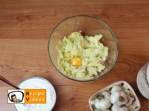 Garlic gnocchi with cheese sauce recipe, prepping Garlic gnocchi with cheese sauce step 2