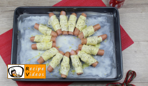 Sausage roll wreath recipe, prepping Sausage roll wreath step 4