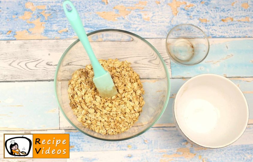 Yogurt Sundae with Oatmeal recipe, prepping Yogurt Sundae with Oatmeal step 2